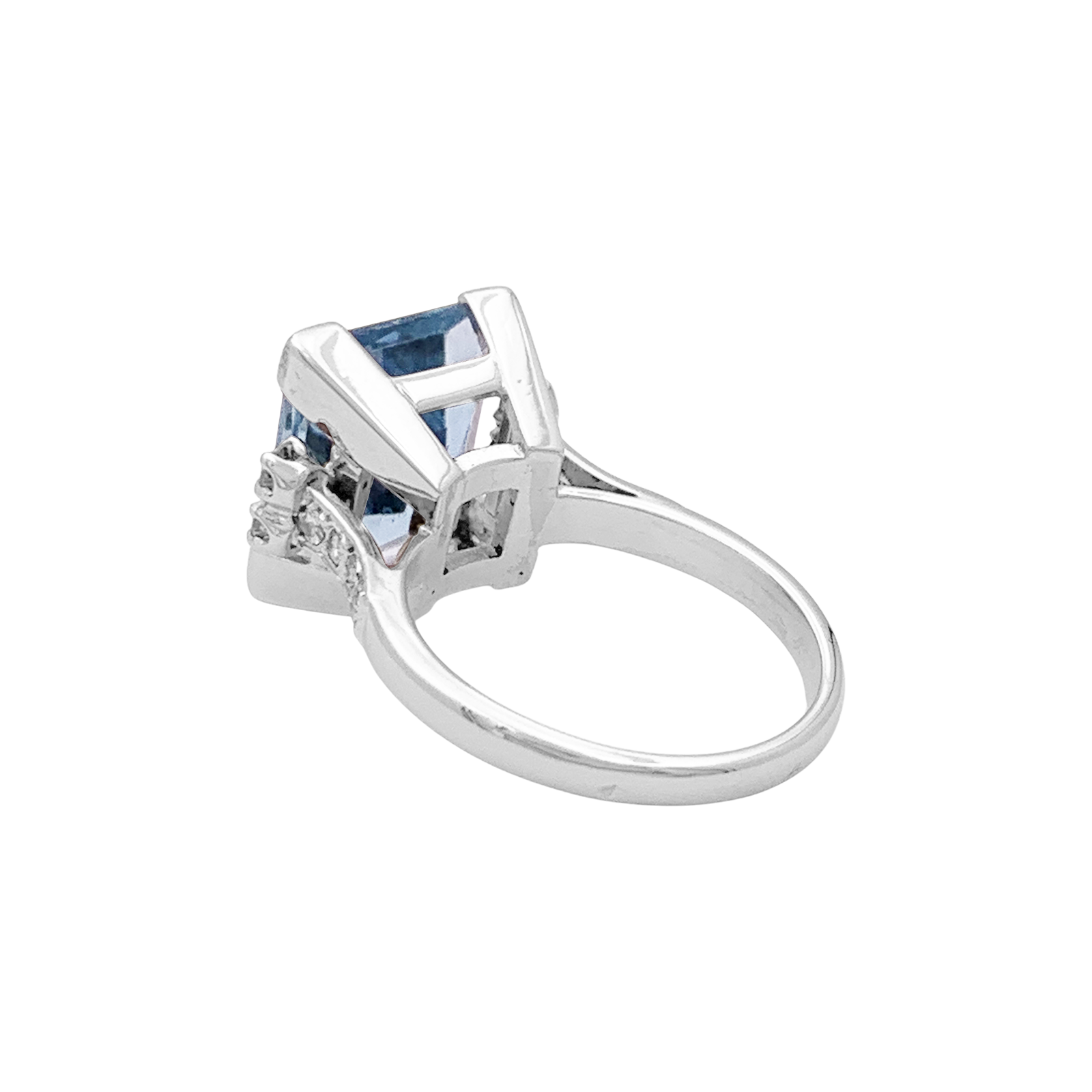 Bague cocktail or blanc et platine, aigue-marine et diamants. 4