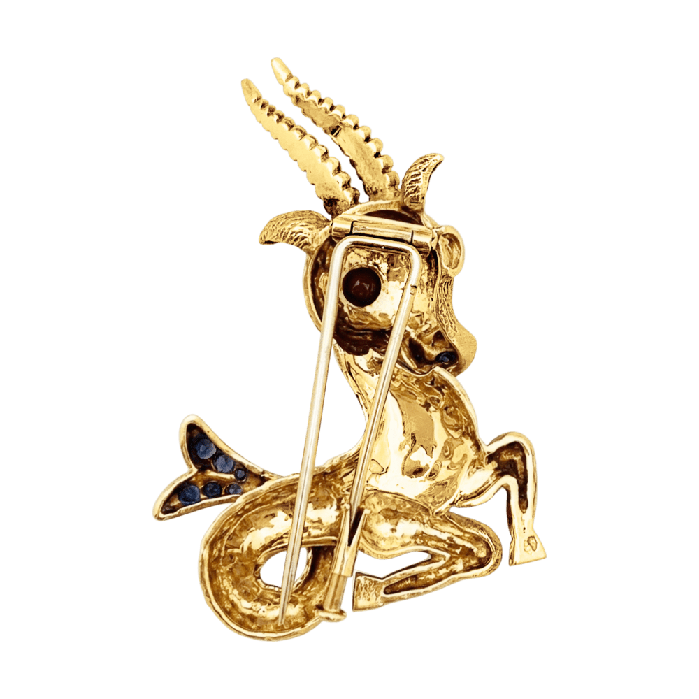 Broche-clip, "Capricorne", or jaune, rubis, saphirs. 4