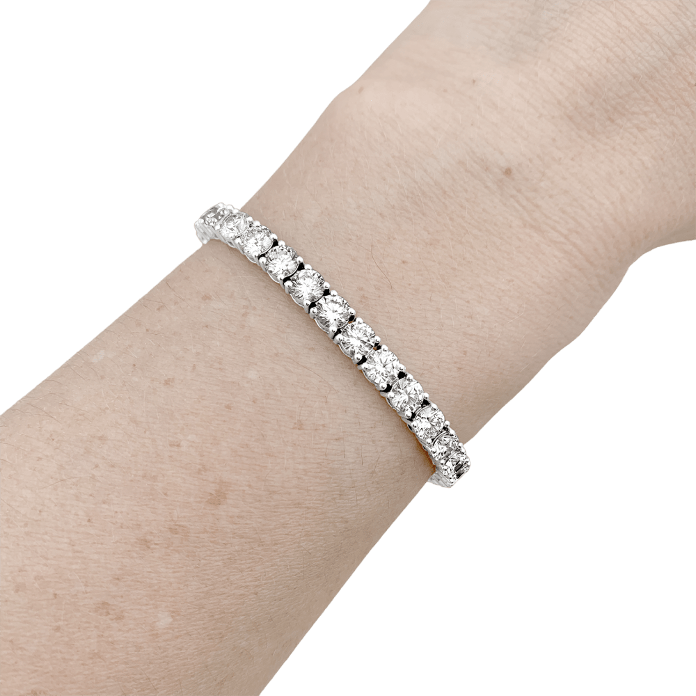 Bracelet ligne, or blanc et diamants. 5