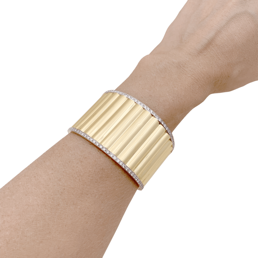 Bracelet manchette deux ors et diamants. 5