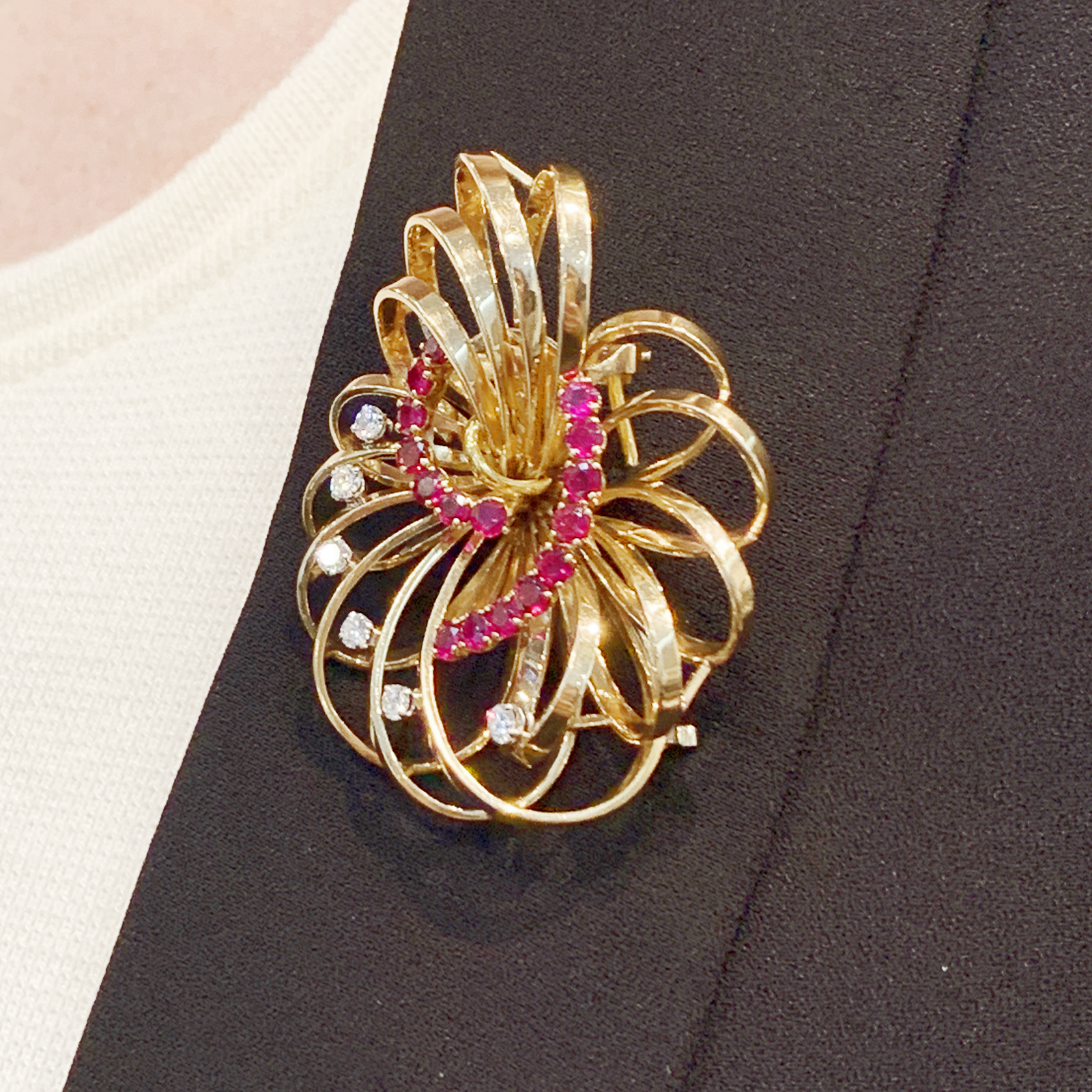 Broche BOUCHERON, or jaune, platine, rubis et diamants. 7