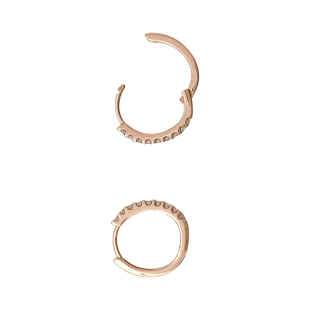 Paire de petites créoles en or rose, diamants. 1