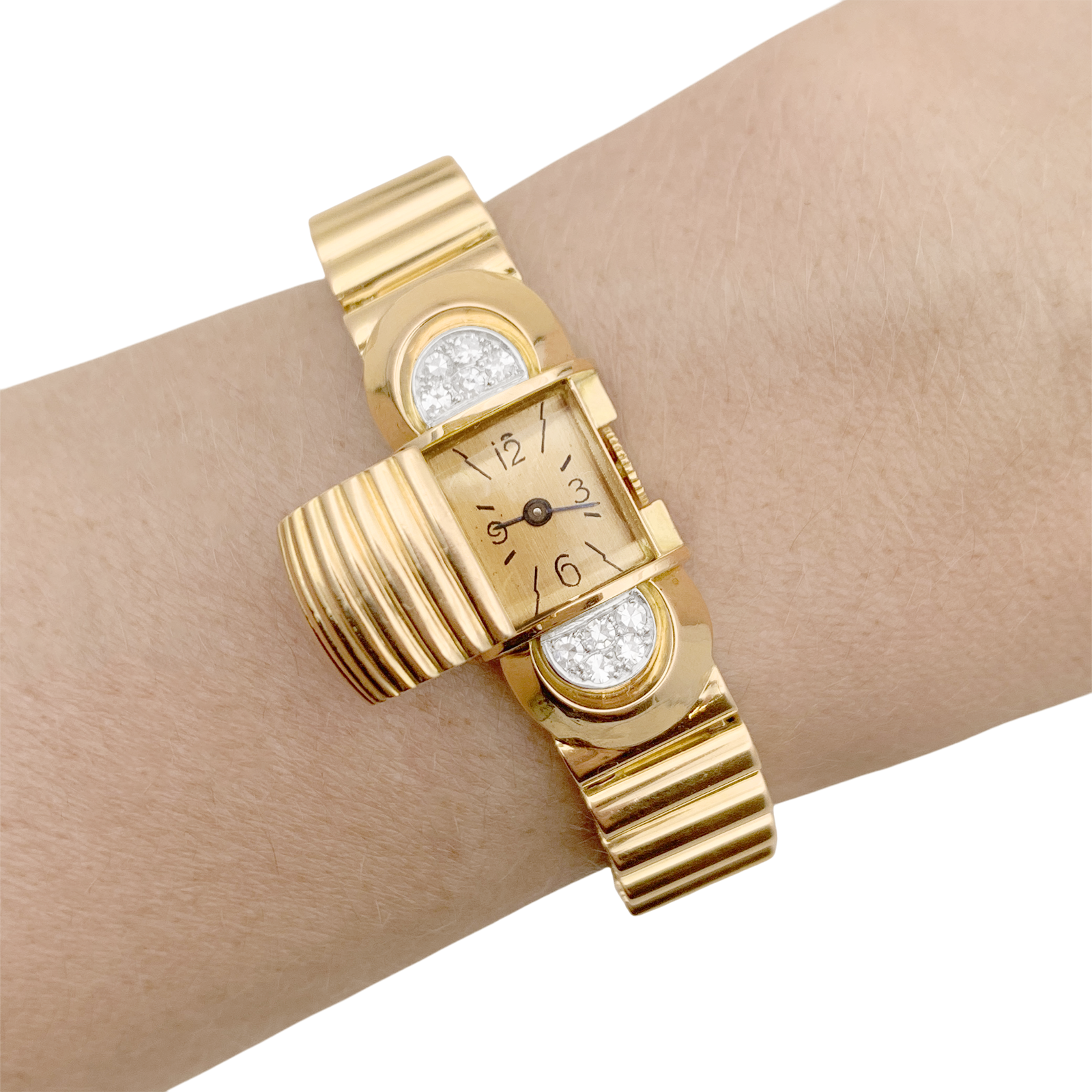 Montre vintage secrète UTI, or jaune et diamants. 7