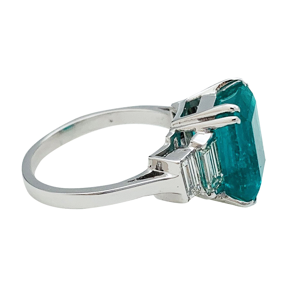 Bague or blanc, émeraude 5.90 cts, diamants. 4