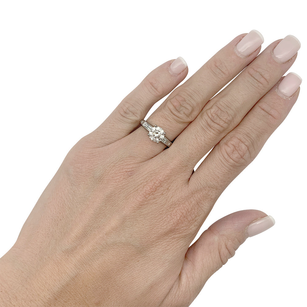 Bague solitaire accompagné de diamants baguette. 7