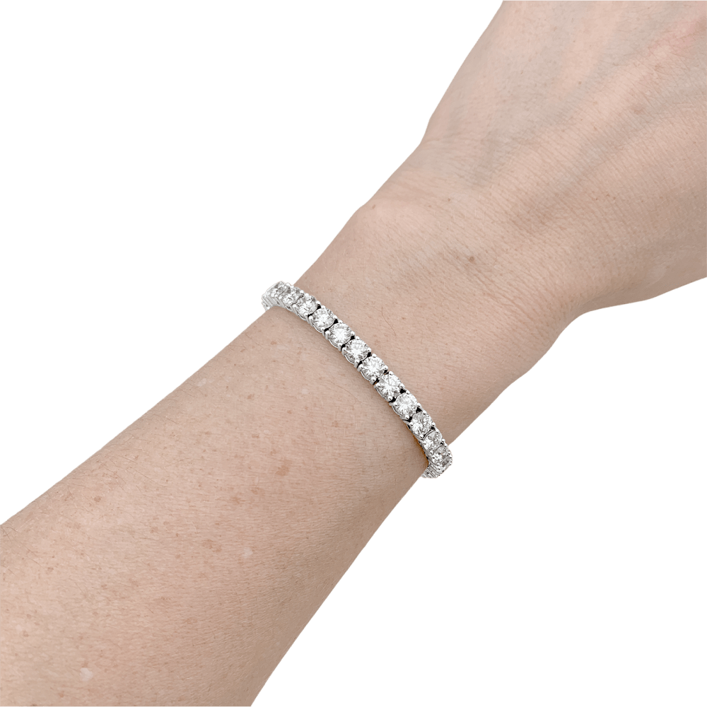 Bracelet ligne, or blanc et diamants. 6