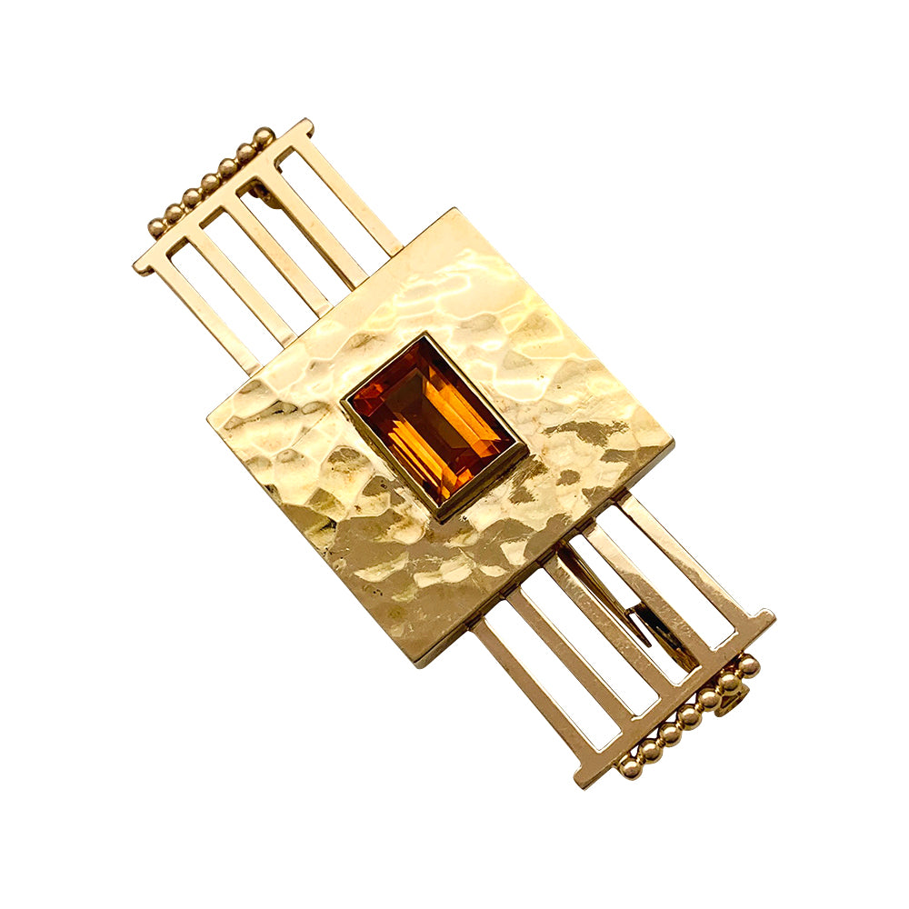 Une broche géométrique signée Jean Desprès en or jaune 750/000 martelé et lisse, centrée d’une citrine rectangulaire. Poids brut: 17,2 grammes. 5
