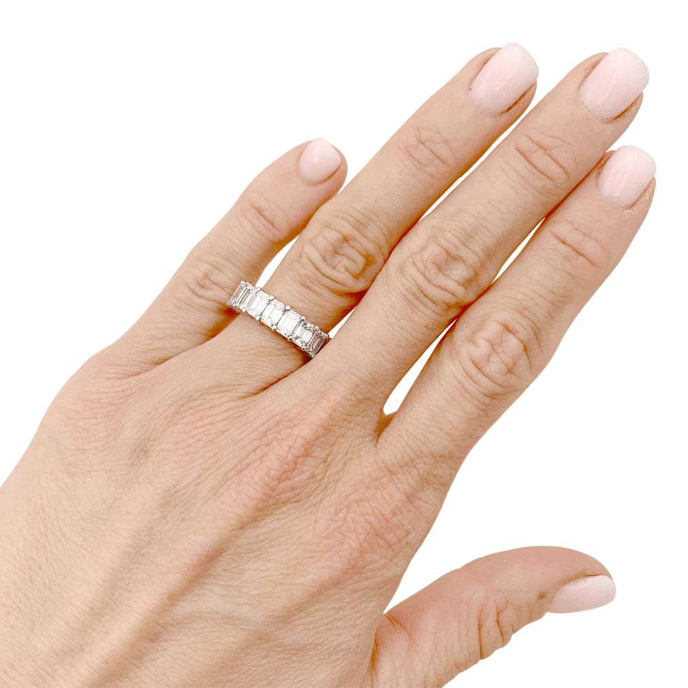 Bague alliance tour complet en or blanc, diamants taille émeraude. 6