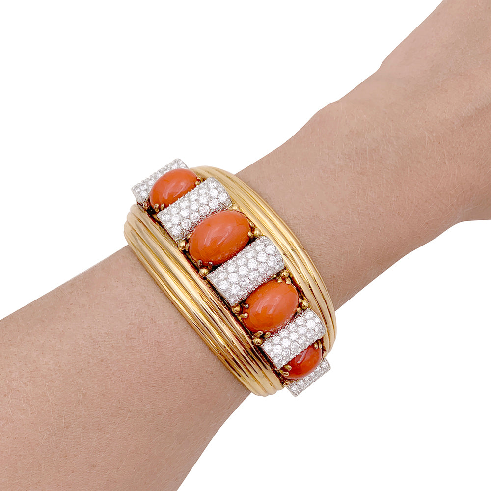 Important jonc attribué à René Boivin, platine, or jaune, corail et diamants. 6