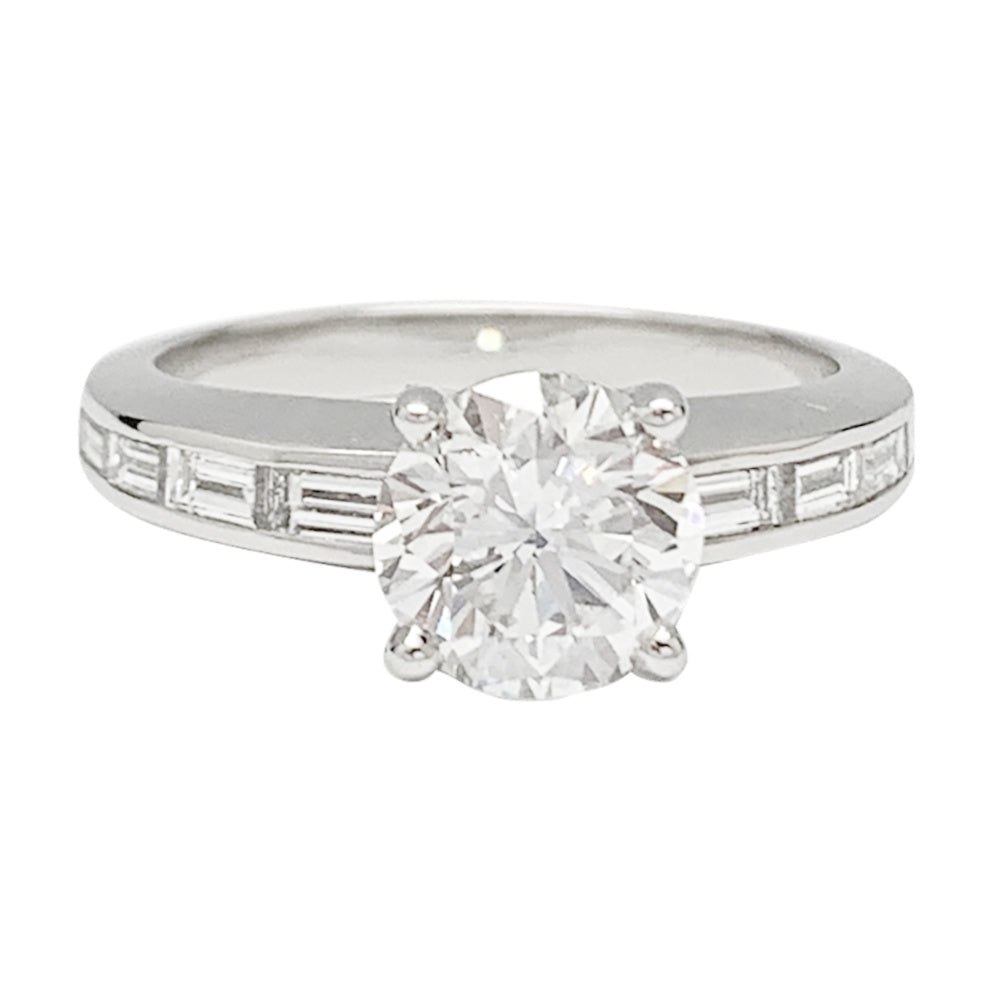 Bague solitaire accompagné de diamants baguette. 4