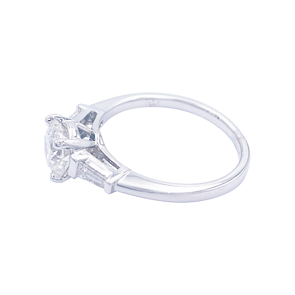 Bague solitaire accompagné de diamants baguette. 2
