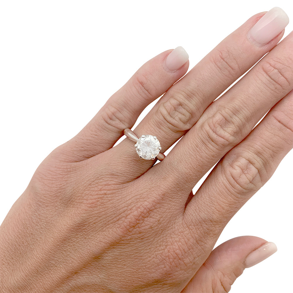 Une bague en or blanc 750/000 centrée d’un diamant de 2,52 carats, G, SI2. HRD: 20034662201. Poids brut: 4,8 grammes. 8