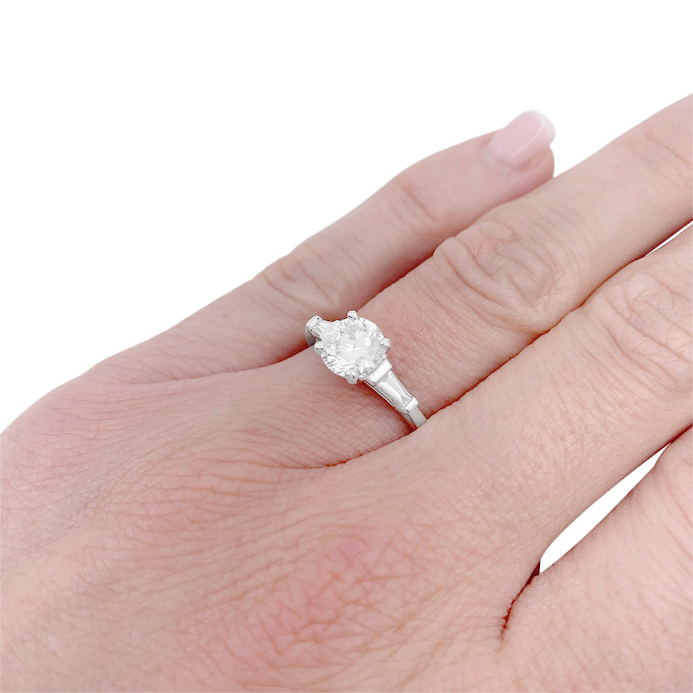 Bague solitaire accompagné de diamants baguette. 7