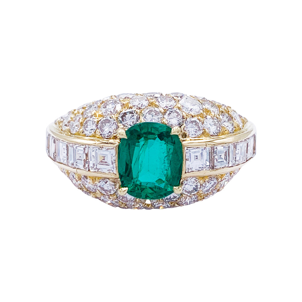 Bague or jaune, émeraude coussin et pavage diamants. 2