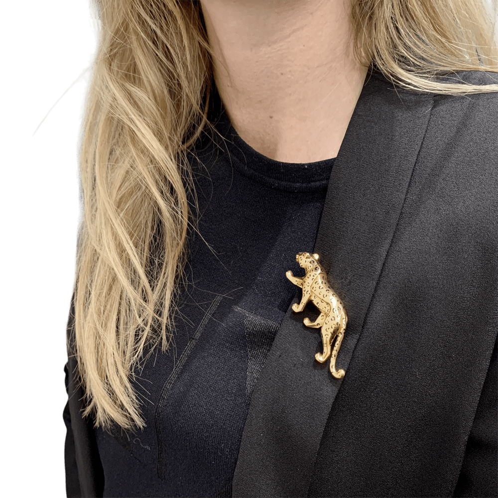 Broche Cartier, "Panthère", or jaune, émail, émeraudes. 7