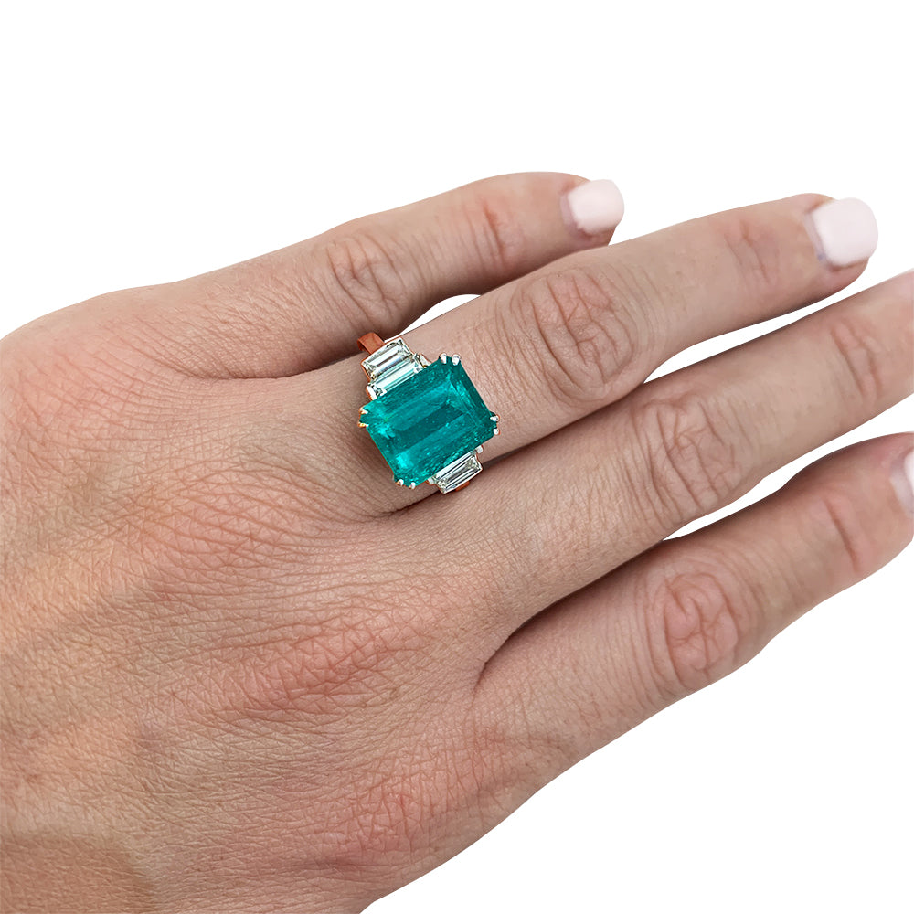 Bague or blanc, émeraude 5.90 cts, diamants. 9