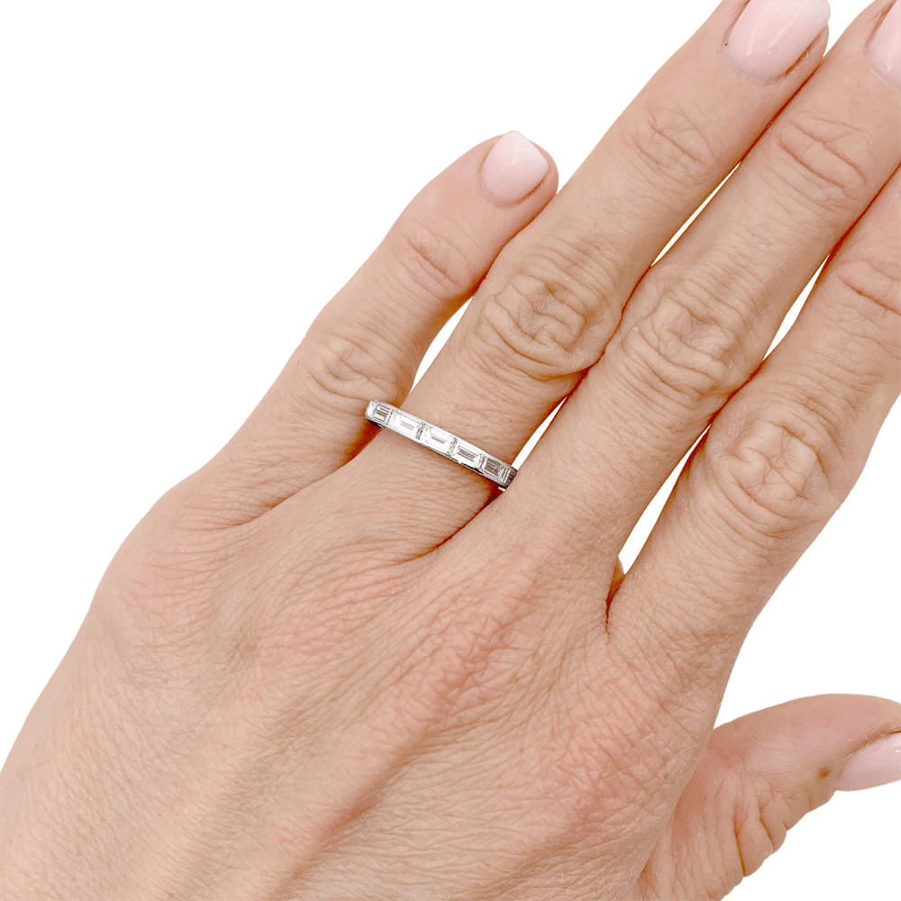 Bague Van Cleef & Arpels, alliance "Romance", platine et diamants baguettes. 5
