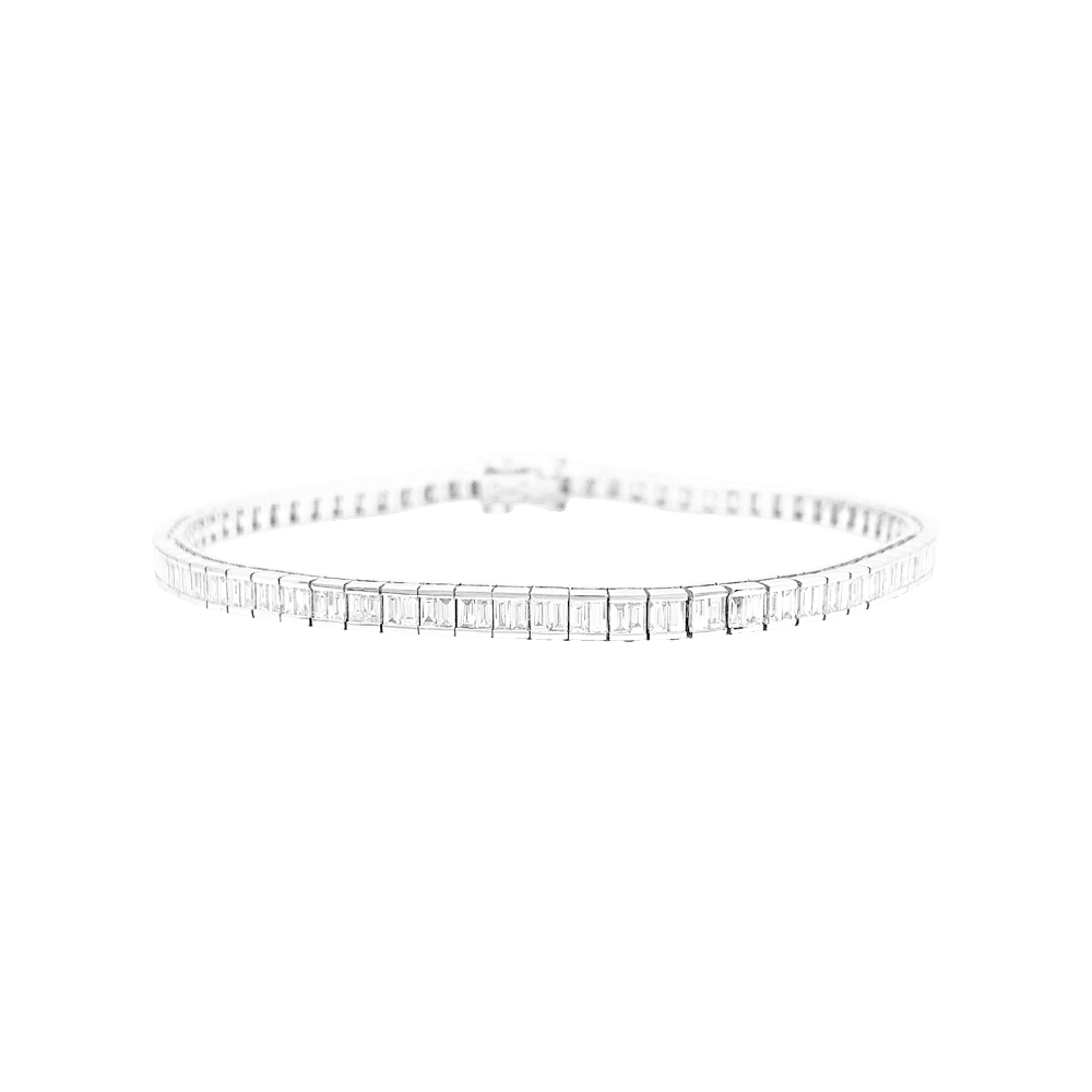 Bracelet ligne, or blanc et diamants taille baguette. 1