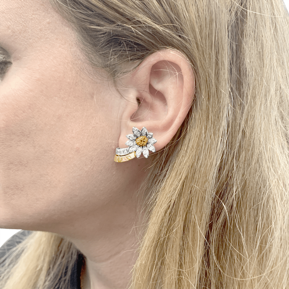 Boucles d'oreilles, "Fleur", or jaune, platine et diamants. 5