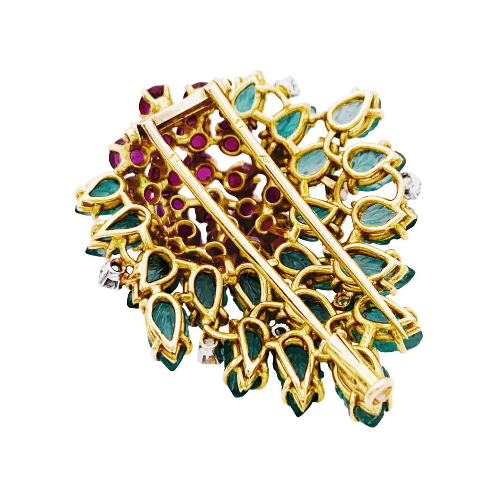 Clip Floral, or jaune, diamants, émeraudes, rubis. 3