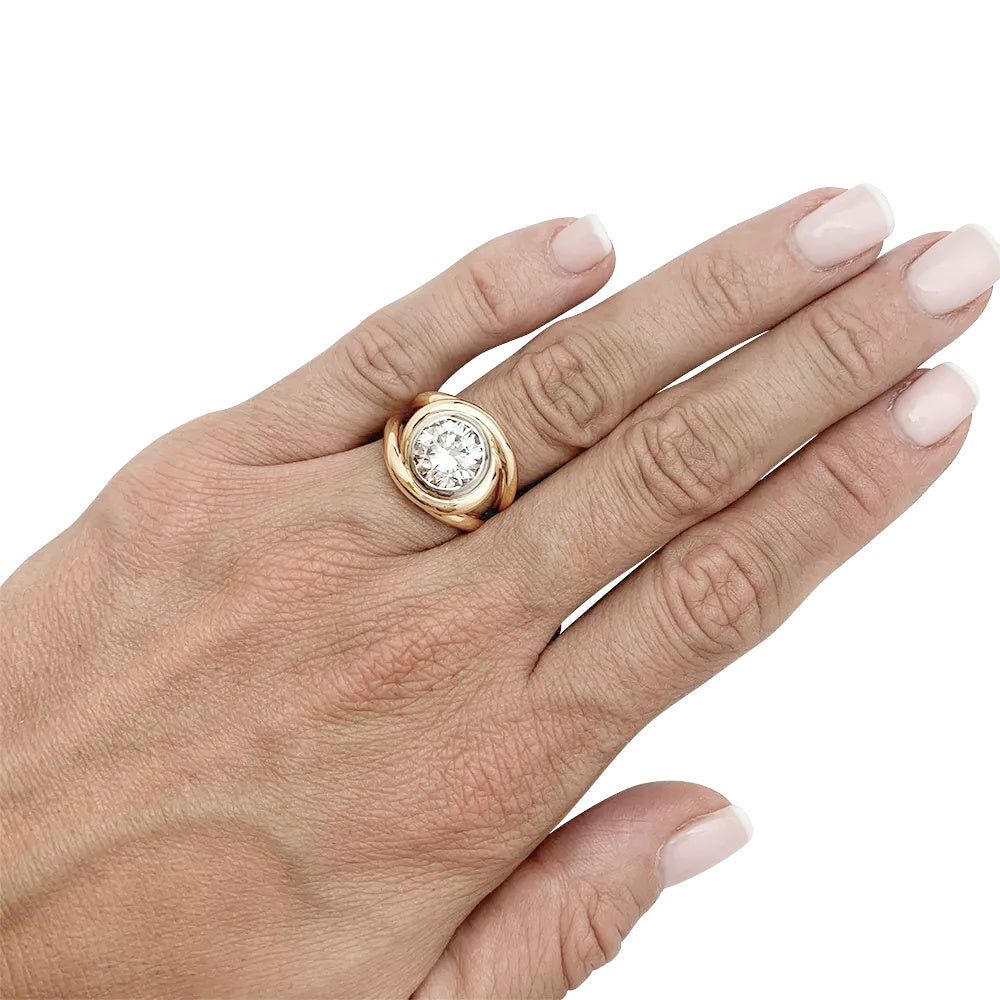 Une bague astragale en or 750/000, centrée d’un diamant 2,78 carats qualité F/ VS2. Poids brut: 11,6 grammes. Certificat LFG 393672, 2022. 2