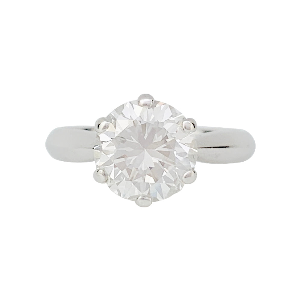 Une bague en or blanc 750/000 centrée d’un diamant de 2,52 carats, G, SI2. HRD: 20034662201. Poids brut: 4,8 grammes. 5