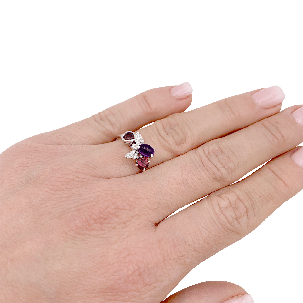 Bague Chaumet, "Attrape-moi...si tu m'aimes", or blanc, améthyste, grenat, diamants. 5