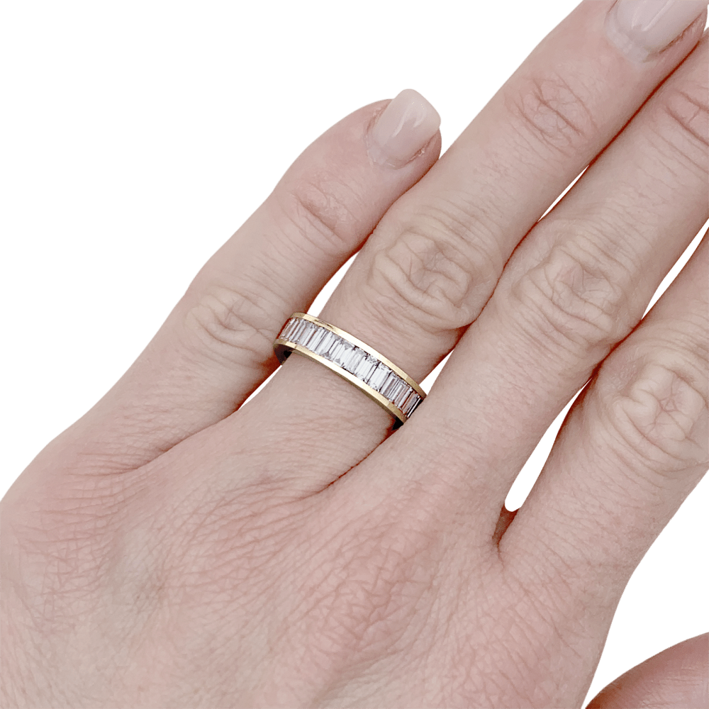 Alliance or jaune et diamants baguettes. 6