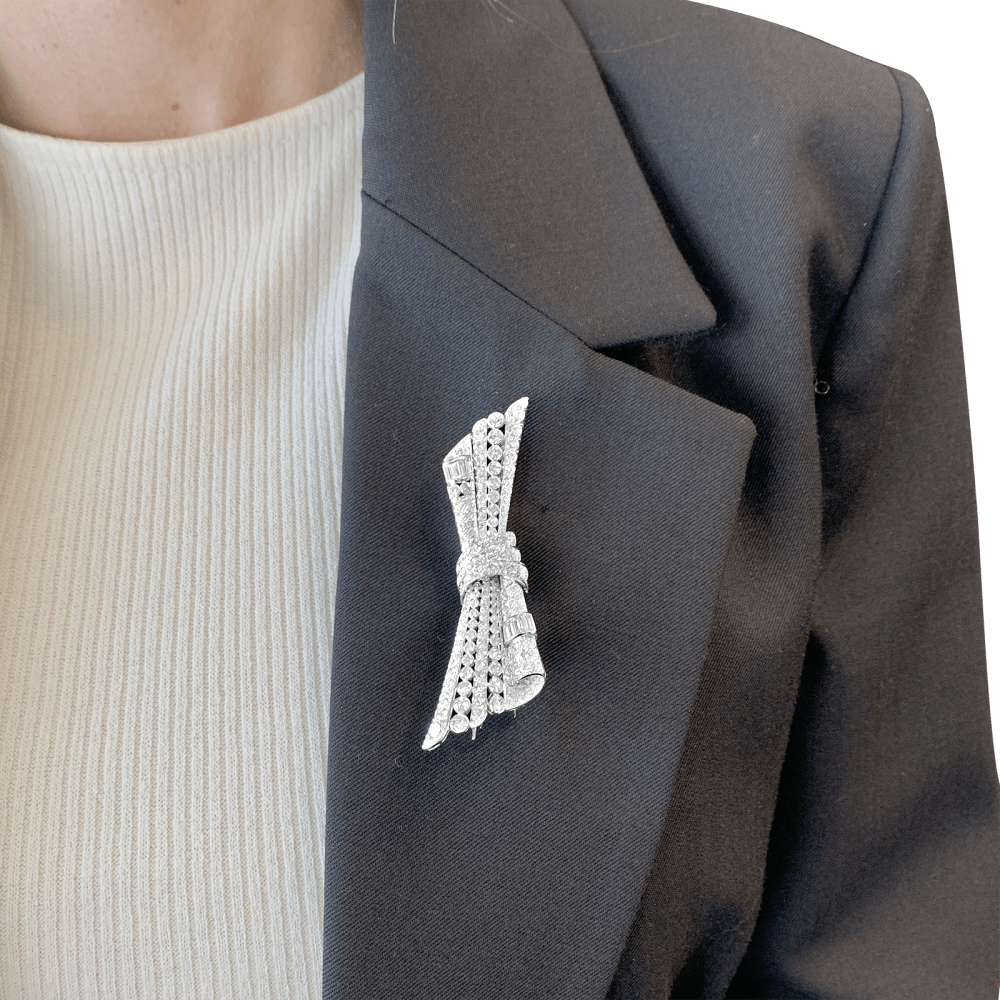 Broche double-clip, "Noeud", or blanc, platine et diamants. 7