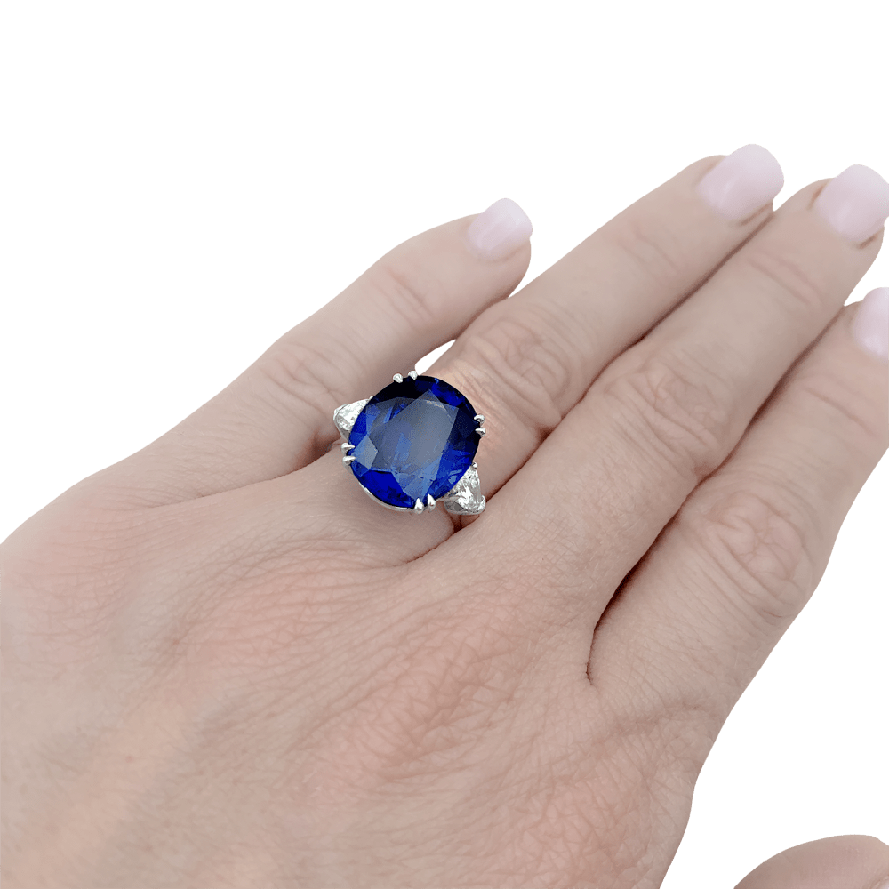Bague Harry Winston, en platine sertie d'un saphir et diamants. 6