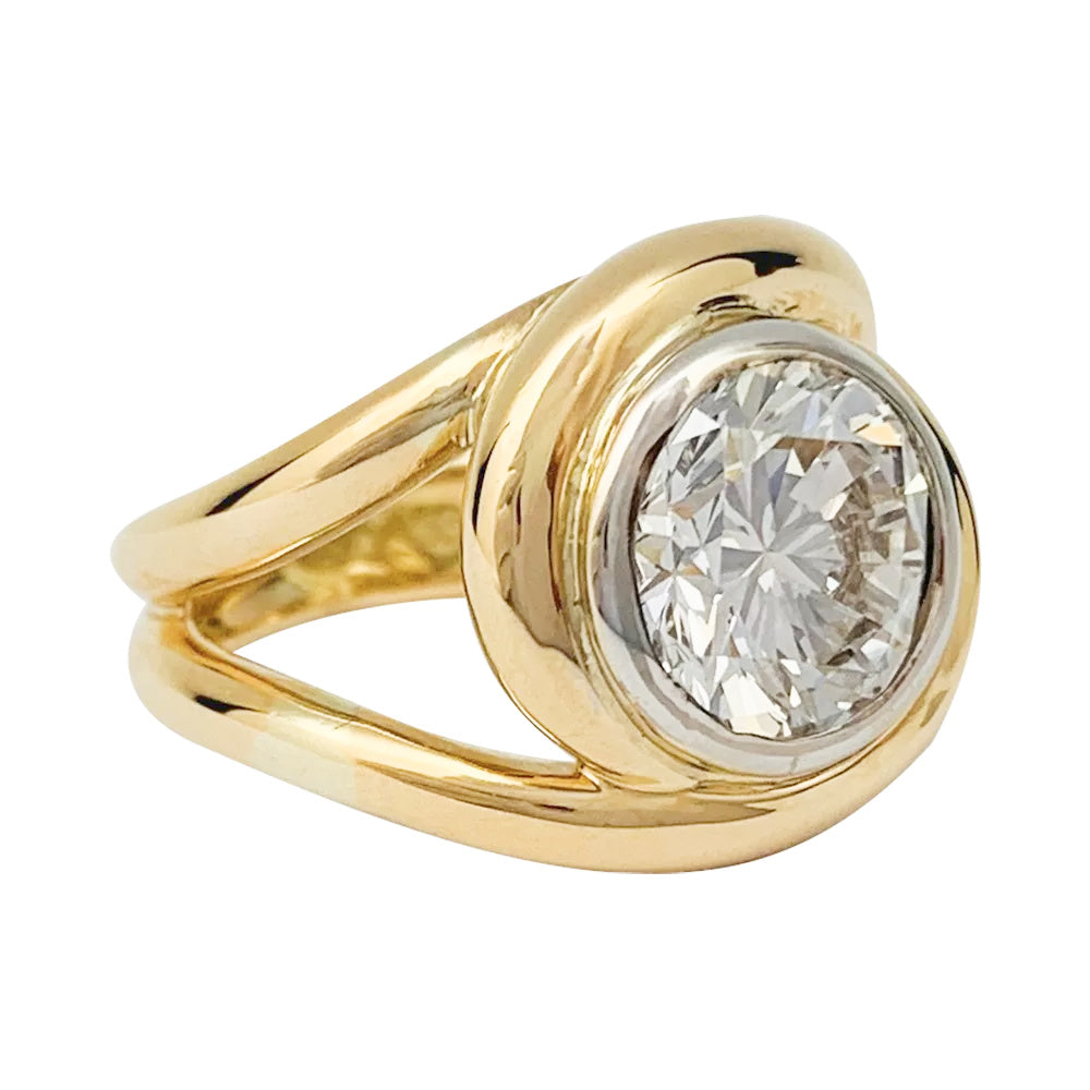 Une bague astragale en or 750/000, centrée d’un diamant 2,78 carats qualité F/ VS2. Poids brut: 11,6 grammes. Certificat LFG 393672, 2022. 6