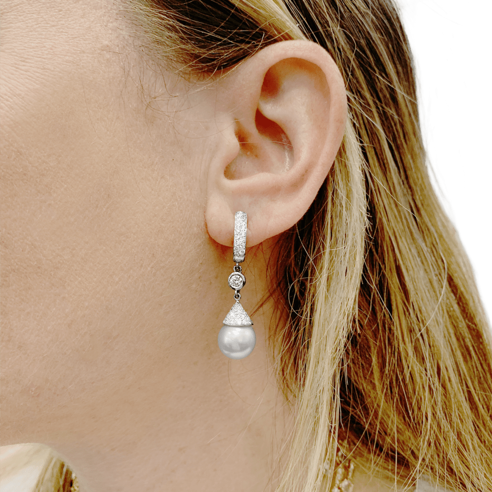 Boucles d'oreilles pendantes or blanc, diamants et perles. 6
