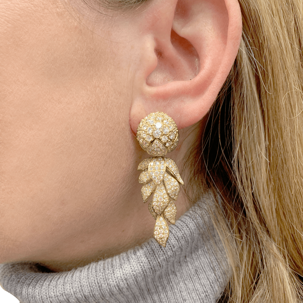 Boucles d'oreilles Cartier, "Fleurs et feuillages", or jaune et diamants. 9