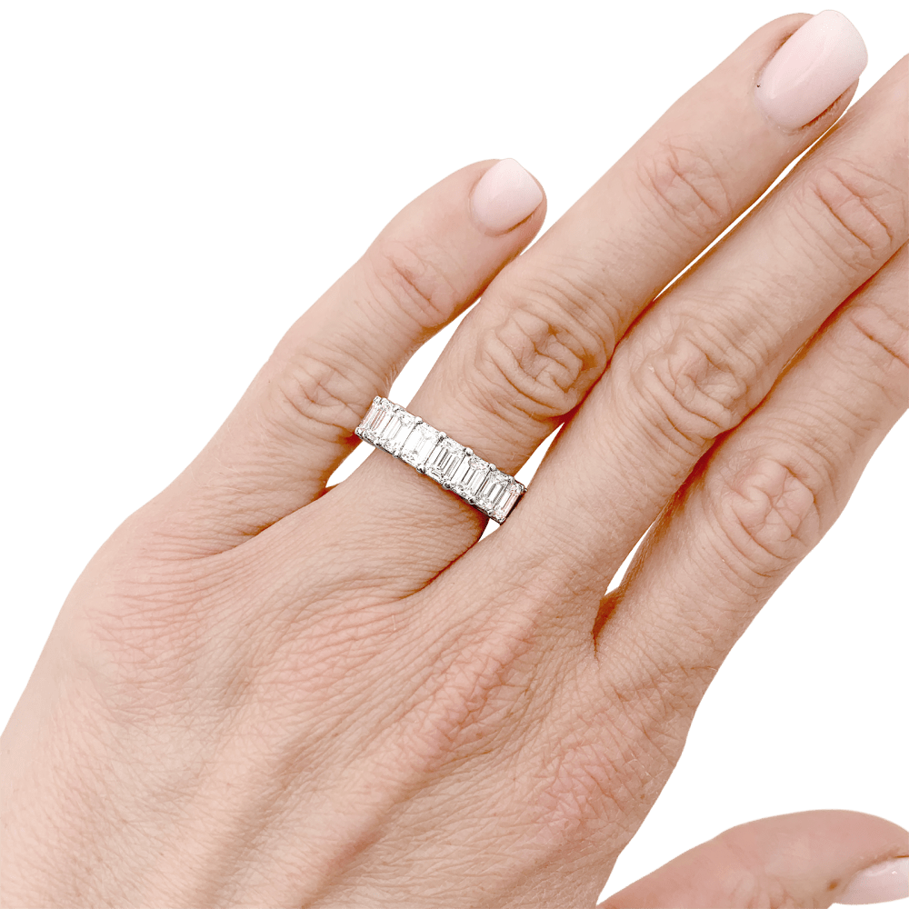 Bague alliance tour complet en or blanc, diamants taille émeraude. 5