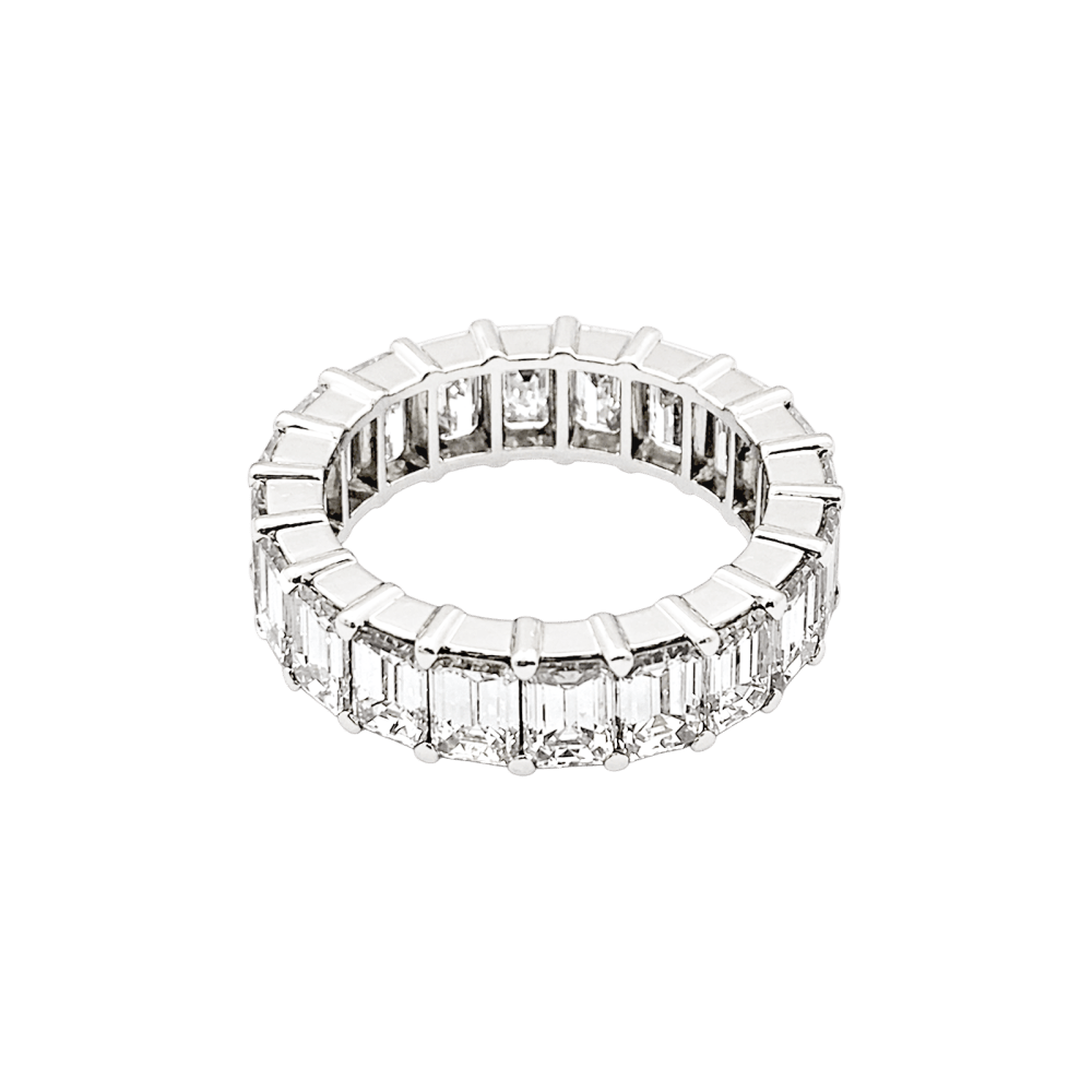 Bague alliance tour complet en or blanc, diamants taille émeraude. 2