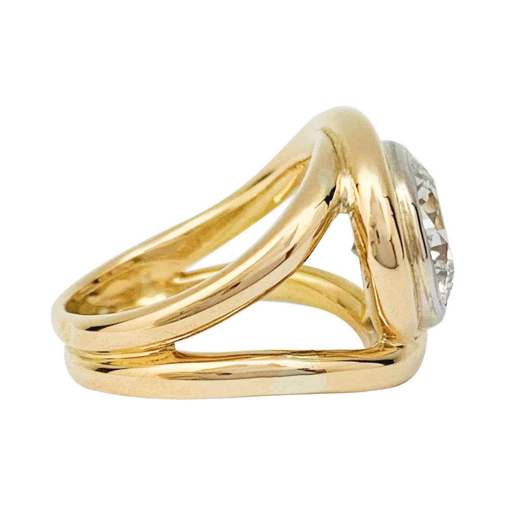 Une bague astragale en or 750/000, centrée d’un diamant 2,78 carats qualité F/ VS2. Poids brut: 11,6 grammes. Certificat LFG 393672, 2022. 3