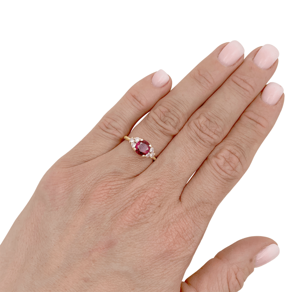 Bague or jaune, rubis et diamants. 6