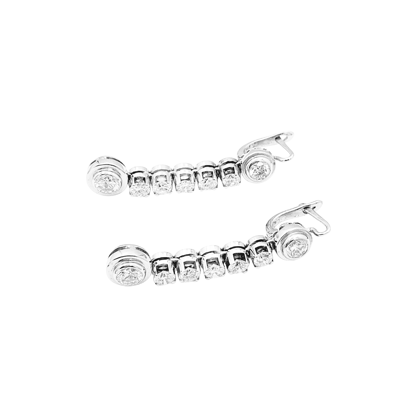 Paire de boucles d'oreilles pendantes, or blanc et diamants. 5