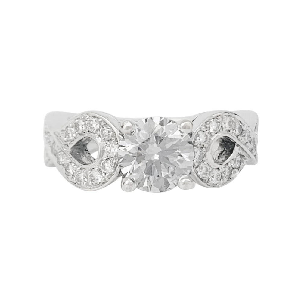 Solitaire en or blanc 750/000 centré d’un diamant taille brillant de 0,94 carat qualité E/VS1,certificat  GIA N°6147299507 (2012) épaulé de noeuds sertis de diamants.  Poids brut: 8,6 Grammes. 4
