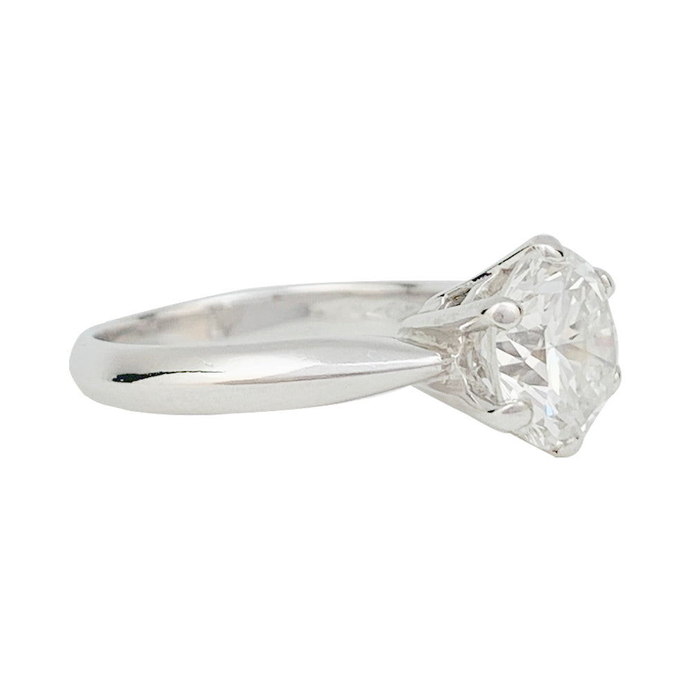 Une bague en or blanc 750/000 centrée d’un diamant de 2,52 carats, G, SI2. HRD: 20034662201. Poids brut: 4,8 grammes. 2