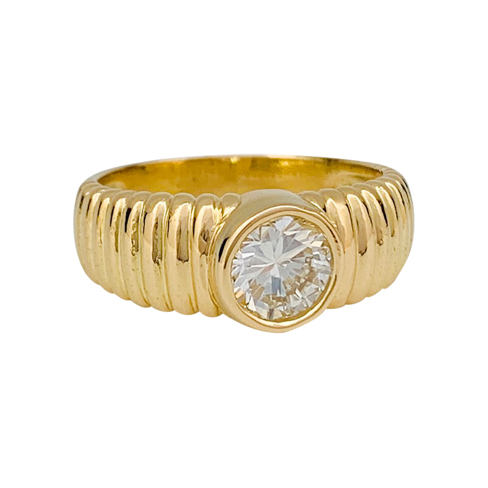 Une bague en or jaune godronnée 750/000 sertie d’un diamant taille brillant de 1,01 carat, couleur D, pureté IF. LFG 389865 de 2022. Poids brut:5,8 grammes 1