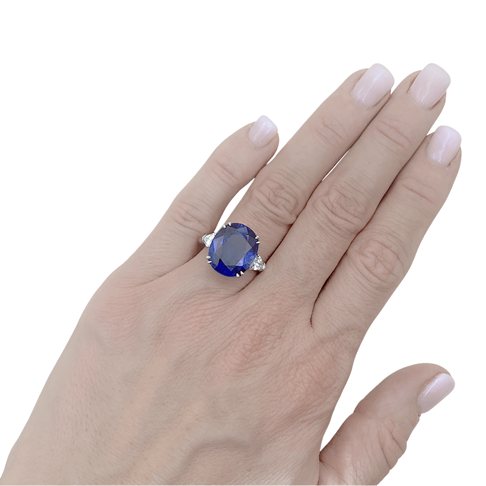 Bague Harry Winston, en platine sertie d'un saphir et diamants. 5