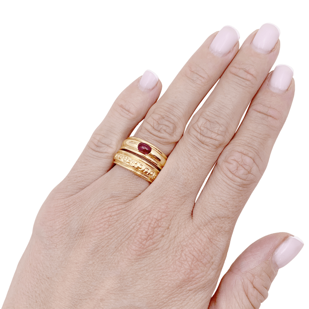 Bague BOUCHERON or jaune, rubis cabochon. 5