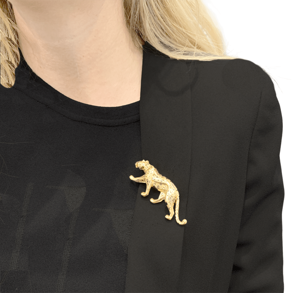 Broche Cartier, "Panthère", or jaune, émail, émeraudes. 6