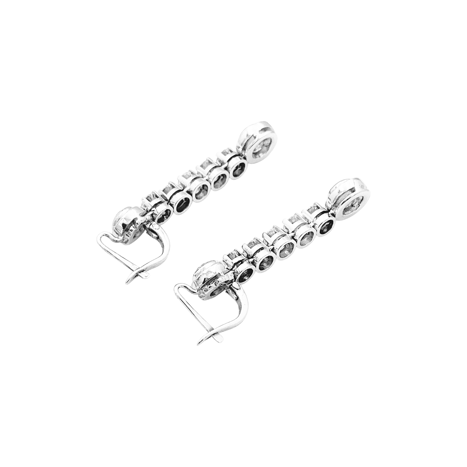Paire de boucles d'oreilles pendantes, or blanc et diamants. 3
