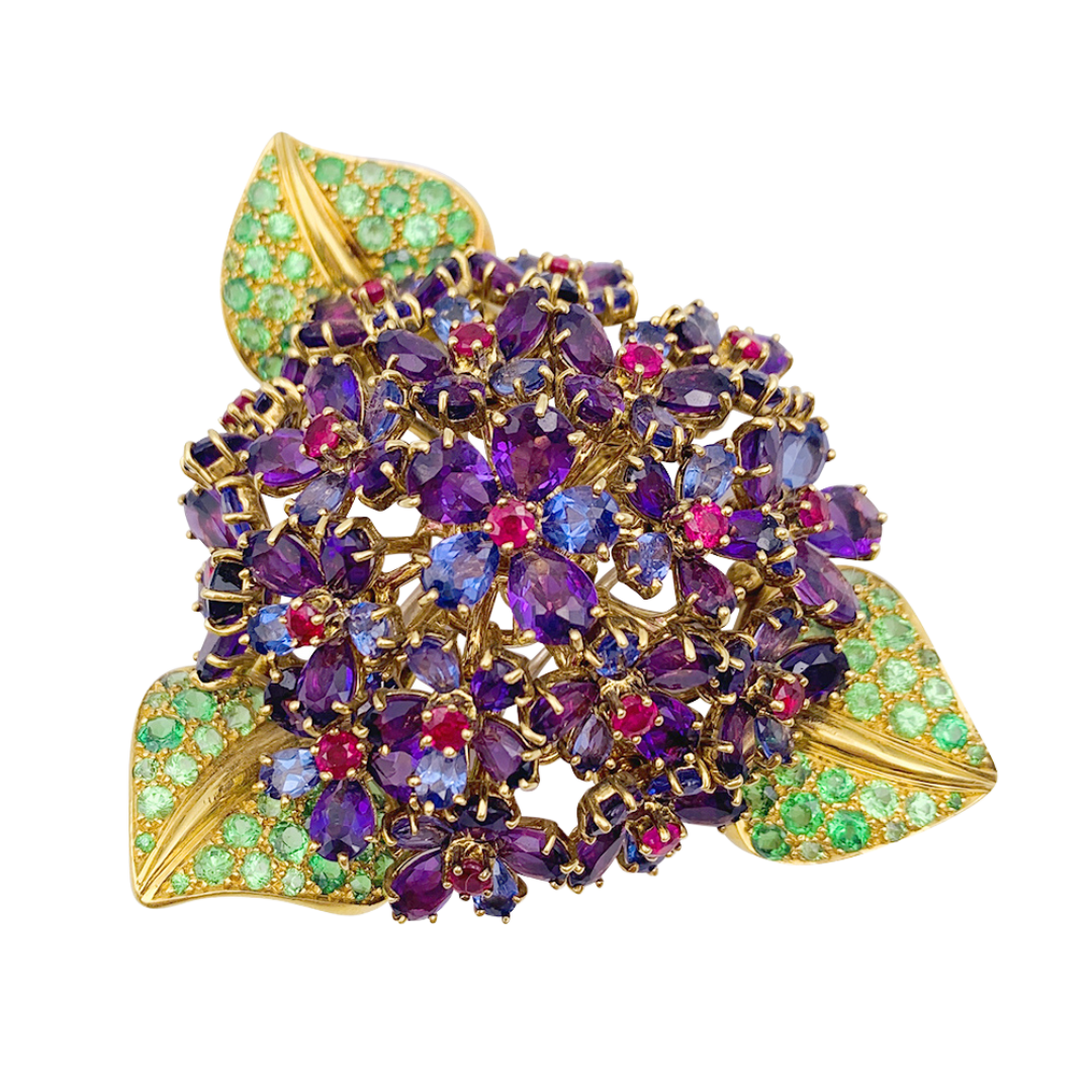 Clip René Boivin,"Bouquet de Violettes", or jaune, gemmes de couleur.