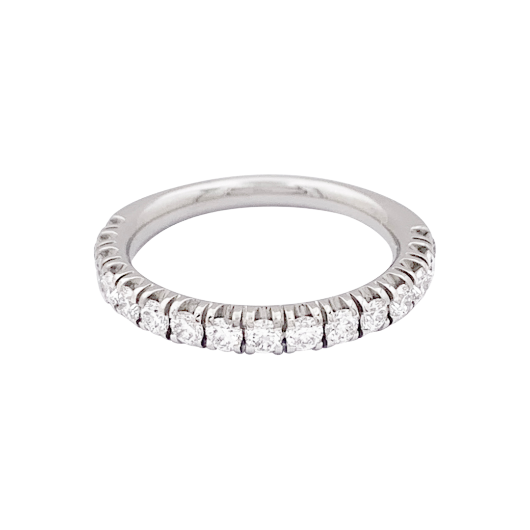 Alianza de bodas de platino y diamantes "Etincelle" de Cartier.