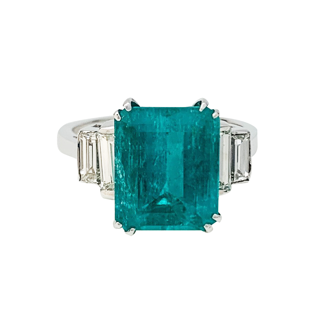 Anillo de oro blanco, esmeralda 5,90 cts, diamantes.