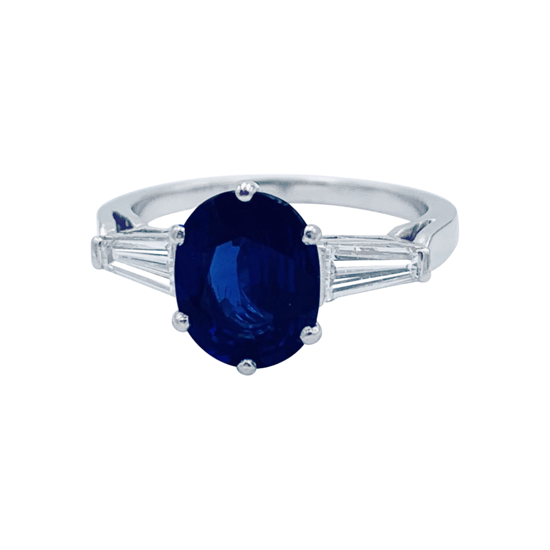 Anillo de zafiro, platino y diamantes.