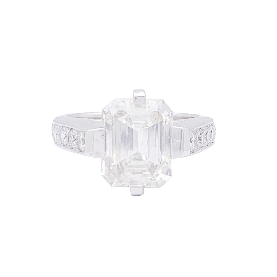 White gold ring, 4 ct emerald-cut diamond.